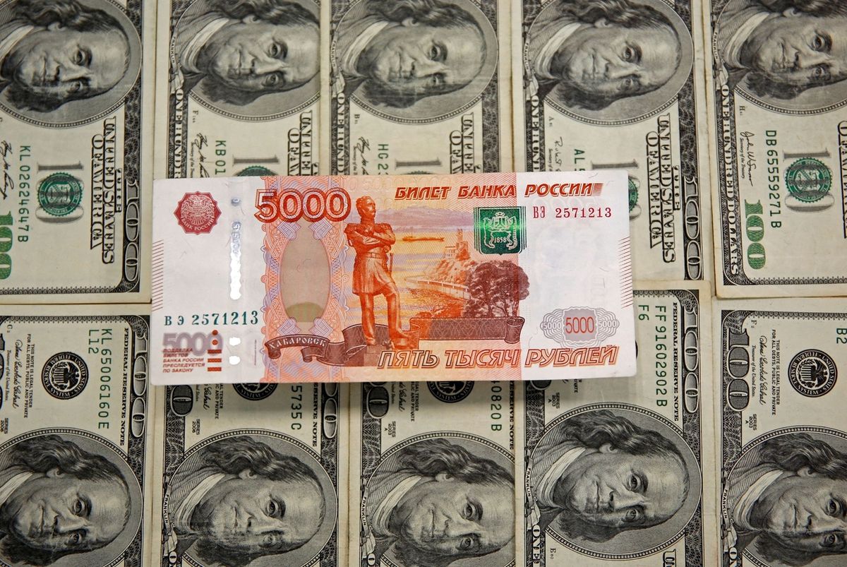 Rubl se propadl na nové minimum, oslabuje i euro